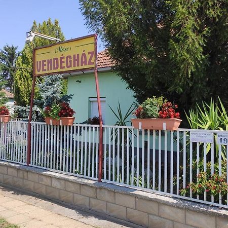 Opusztaszeri Mozes Vendeghaz Exterior photo