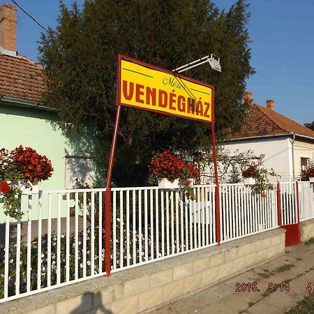 Opusztaszeri Mozes Vendeghaz Exterior photo