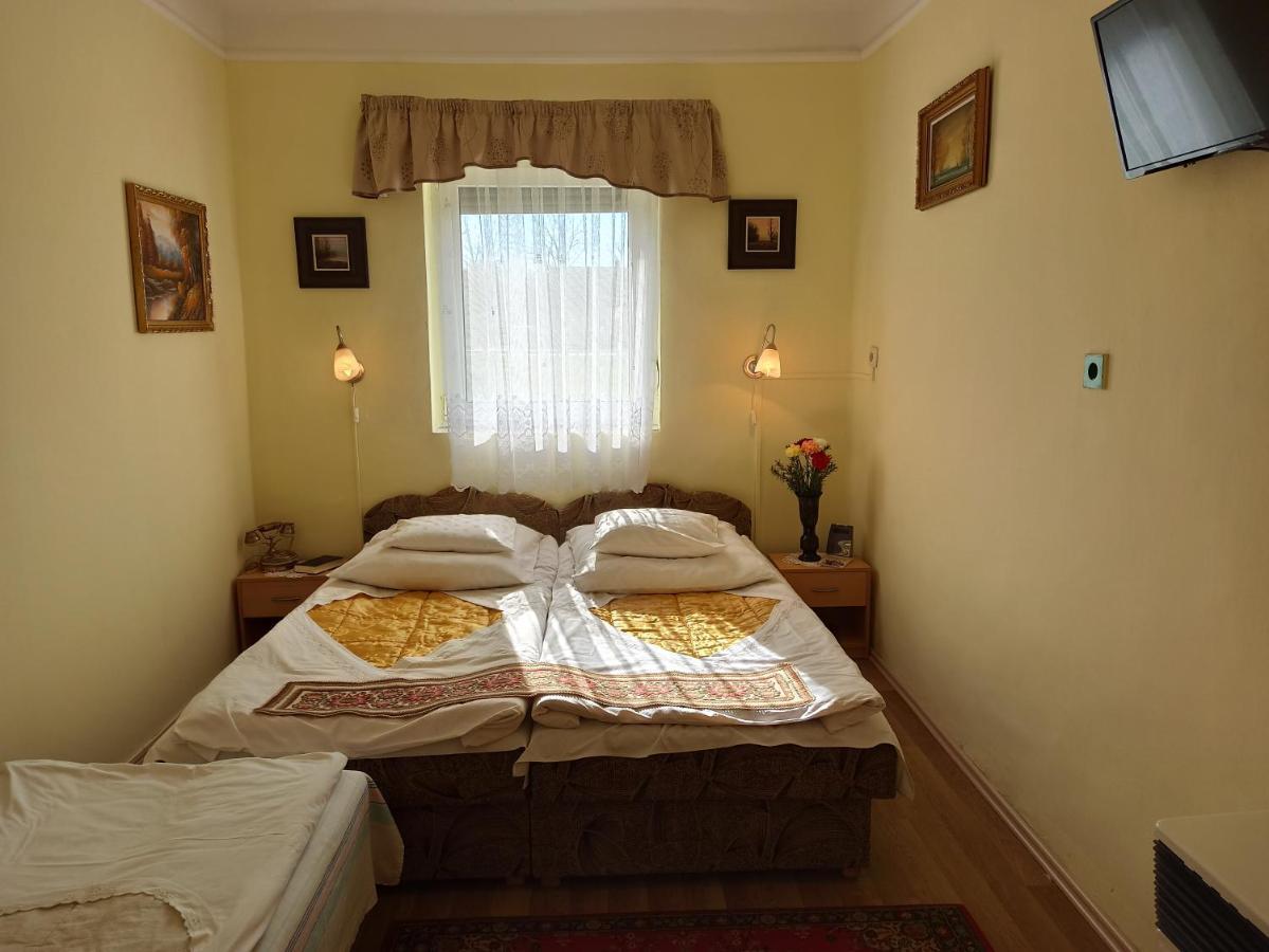 Opusztaszeri Mozes Vendeghaz Exterior photo