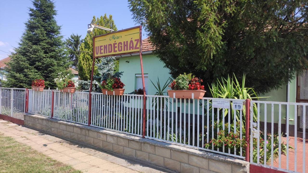 Opusztaszeri Mozes Vendeghaz Exterior photo