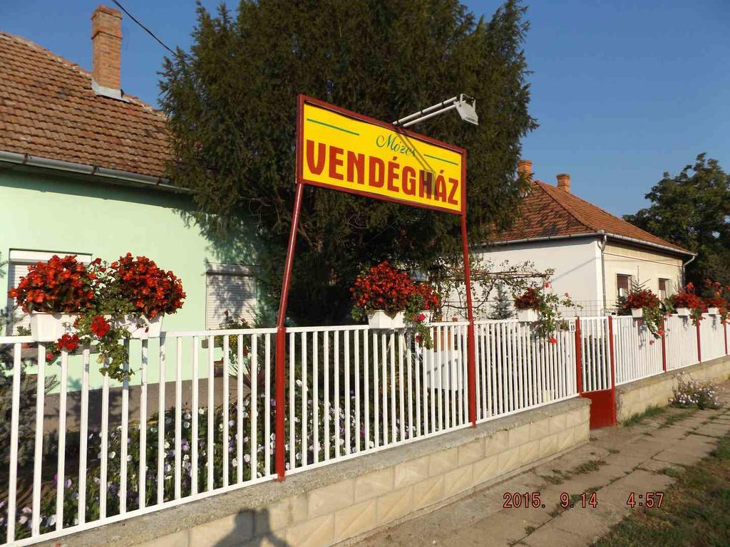 Opusztaszeri Mozes Vendeghaz Exterior photo